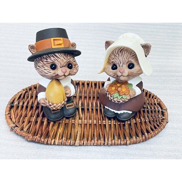 Vintage Hallmark Fall Harvest Pilgrim Chipmunk Salt & Pepper Shakers w/ Tray - Picture 1 of 11